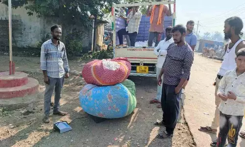Adilabad जिले में पुराने कांटे से कपास खरीद रहे दलाल Adilabad जिले में पुराने कांटे से कपास खरीद रहे दलाल