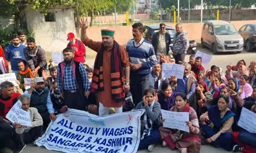 JAMMU: ऑल डेली वेजर्स संघर्ष समिति ने विरोध प्रदर्शन किया