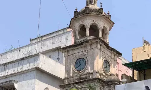 Shalibanda में रात 10:25 बजे धमाके से सौ साल पुराना घंटाघर जम गया