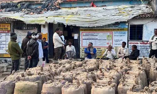 पर्यटन मंत्री राजेश अग्रवाल ने किया धान खरीदी केन्द्र डांडगांव का निरीक्षण पर्यटन मंत्री राजेश अग्रवाल ने किया धान खरीदी केन्द्र डांडगांव का निरीक्षण