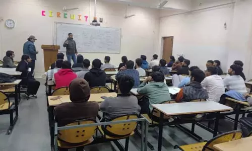 TARANG ने सेमीकंडक्टर स्किल्स को बढ़ाने के लिए जानकारी भरा VLSI सेशन होस्ट किया TARANG ने सेमीकंडक्टर स्किल्स को बढ़ाने के लिए जानकारी भरा VLSI सेशन होस्ट किया