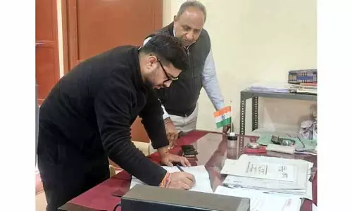 DC Rajouri ने गैरहाजिर कर्मचारियों का एक दिन का वेतन काटने का आदेश दिया