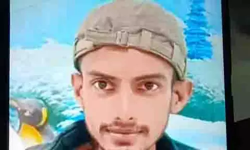 Dewas में 23 साल के कॉन्ट्रैक्ट वर्कर ने फांसी लगाकर जान दी Dewas में 23 साल के कॉन्ट्रैक्ट वर्कर ने फांसी लगाकर जान दी