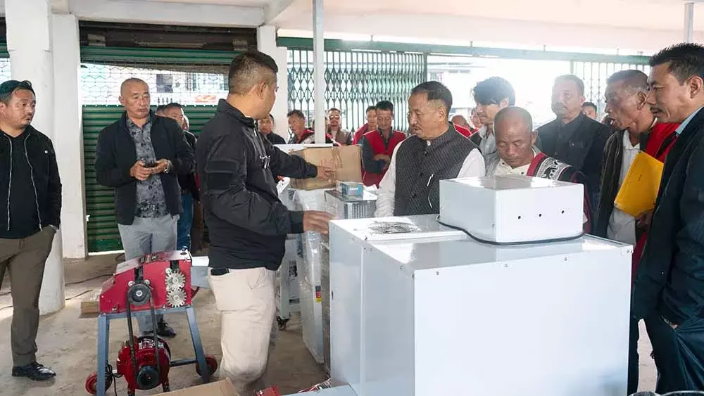 Nagaland सुपोंगमेरेन ने लोंगसा में SHGs को टूल बांटे Nagaland सुपोंगमेरेन ने लोंगसा में SHGs को टूल बांटे