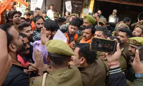 राष्ट्रीय बजरंग दल ने SMVDSB के खिलाफ विरोध प्रदर्शन किया राष्ट्रीय बजरंग दल ने SMVDSB के खिलाफ विरोध प्रदर्शन किया