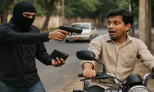 रायपुर में सड़क पर लूट की वारदात, पुलिस जांच में जुटी