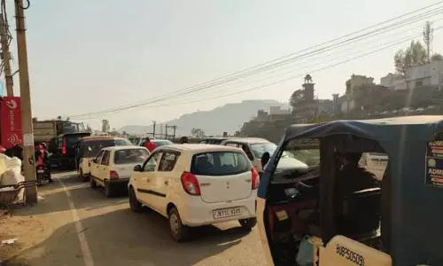 Bela Road राजौरी में भयंकर ट्रैफिक जाम से लोगों की चिंता बढ़ी Bela Road राजौरी में भयंकर ट्रैफिक जाम से लोगों की चिंता बढ़ी