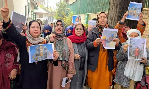 पुलिस ने बिजली सरचार्ज के प्रस्ताव पर PDP महिलाओं के विरोध प्रदर्शन को नाकाम कर दिया पुलिस ने बिजली सरचार्ज के प्रस्ताव पर PDP महिलाओं के विरोध प्रदर्शन को नाकाम कर दिया