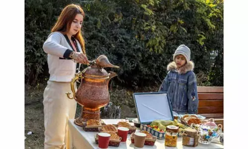 SRINAGAR: युवा महिलाएं घरेलू कामों से आत्मनिर्भरता की ओर बढ़ रही हैं