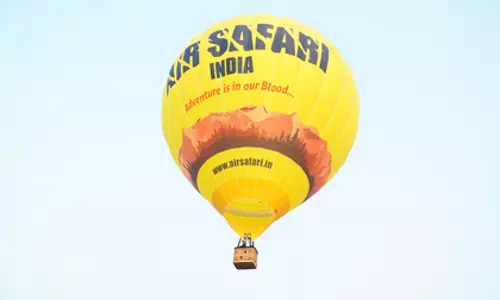 Delhi के एलजी ने यमुना किनारे डीडीए के हॉट एयर बैलून ट्रायल को देखा Delhi के एलजी ने यमुना किनारे डीडीए के हॉट एयर बैलून ट्रायल को देखा