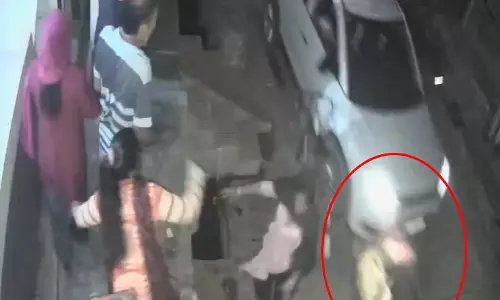 VIDEO BREAKING: तेज रफ्तार कार ने महिला को कुचला, दर्दनाक मौत VIDEO BREAKING: तेज रफ्तार कार ने महिला को कुचला, दर्दनाक मौत