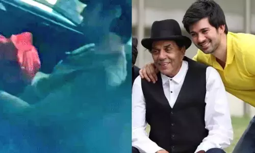 धर्मेंद्र की अस्थियों को लेकर Karan Deol ने दी नम आंखों से विदाई धर्मेंद्र की अस्थियों को लेकर Karan Deol ने दी नम आंखों से विदाई
