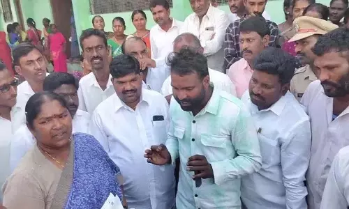 Mulugu जिले में एक युवक ने आरक्षण को लेकर मंत्री सीताक्का का सामना किया Mulugu जिले में एक युवक ने आरक्षण को लेकर मंत्री सीताक्का का सामना किया