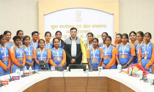 वर्ल्ड कप विजेता महिला क्रिकेटर को खेल मंत्री ने किया सम्मानित वर्ल्ड कप विजेता महिला क्रिकेटर को खेल मंत्री ने किया सम्मानित