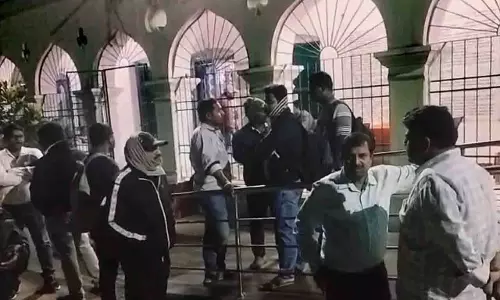 Odisha के मयूरभंज में रेत माफियाओं ने तहसीलदार पर बेरहमी से हमला किया Odisha के मयूरभंज में रेत माफियाओं ने तहसीलदार पर बेरहमी से हमला किया