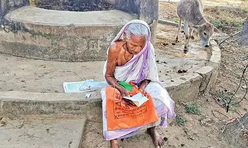 बंद सहकारी समिति में रोज़ाना बुज़ुर्ग महिला आत्महत्या कर रही