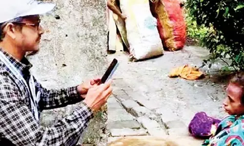 BLO ने परेशान जोड़े की तस्वीर ली और फॉर्म भर दिया BLO ने परेशान जोड़े की तस्वीर ली और फॉर्म भर दिया