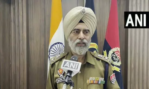 BSF-Police की संयुक्त कार्रवाई में 5.5 किलो हेरोइन बरामद, दो तस्कर गिरफ्तार BSF-Police की संयुक्त कार्रवाई में 5.5 किलो हेरोइन बरामद, दो तस्कर गिरफ्तार