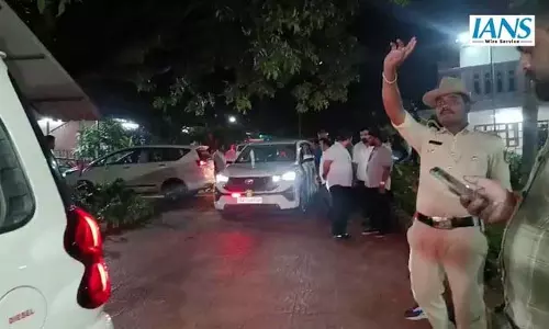 उपमुख्यमंत्री डी. के. शिवकुमार ने कांग्रेस नेताओं के साथ बैठक के बाद किया प्रस्थान उपमुख्यमंत्री डी. के. शिवकुमार ने कांग्रेस नेताओं के साथ बैठक के बाद किया प्रस्थान