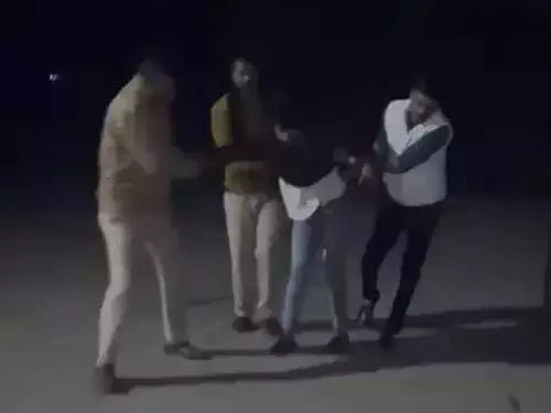 चाकूबाज पर पुलिस के डंडे का कहर, लंगड़ाते दिखा चाकूबाज पर पुलिस के डंडे का कहर, लंगड़ाते दिखा
