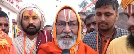 श्रीराम जन्मभूमि मंदिर के शिखर पर ध्वजारोहण से पहले रामभक्त और पुजारी उत्साहित श्रीराम जन्मभूमि मंदिर के शिखर पर ध्वजारोहण से पहले रामभक्त और पुजारी उत्साहित