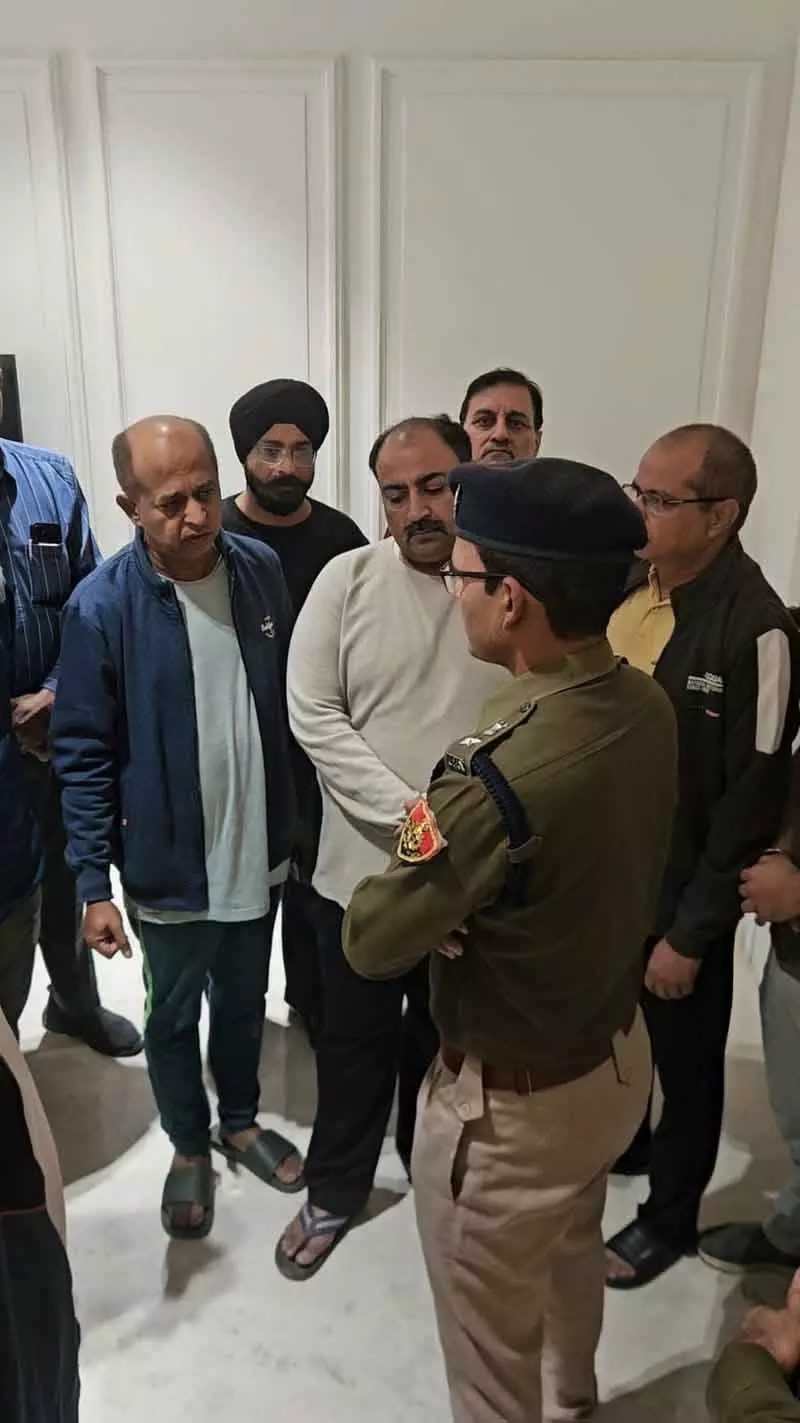 करनाल में शादी के दौरान घर में डकैती, पुलिस ने पीछा कर 5 लोगों को गिरफ्तार किया करनाल में शादी के दौरान घर में डकैती, पुलिस ने पीछा कर 5 लोगों को गिरफ्तार किया