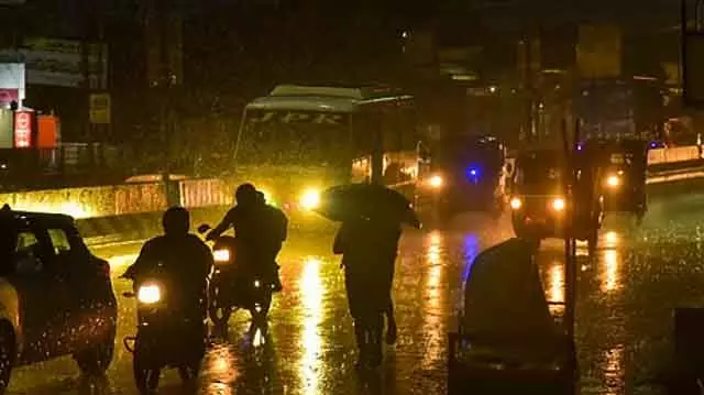 Chennai और 17 जिलों में रात में बारिश की संभावना Chennai और 17 जिलों में रात में बारिश की संभावना