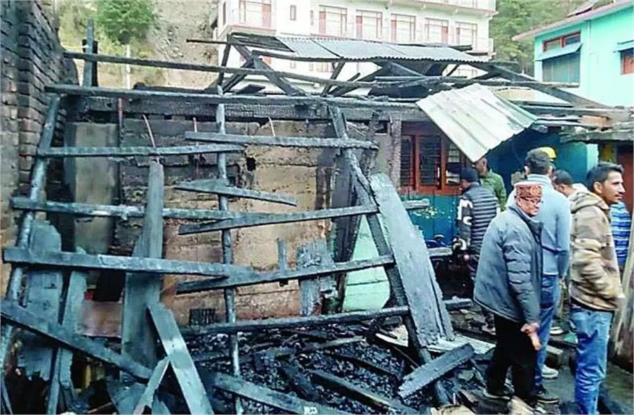 Himachal : लक्कड़ बाजार में आग का तांडव, लाखों का नुकसान Himachal : लक्कड़ बाजार में आग का तांडव, लाखों का नुकसान