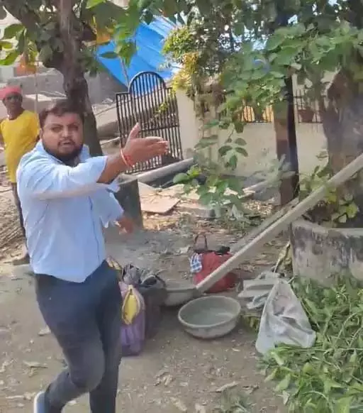 जोन आयुक्त पर घूस मांगने का आरोप, अतिक्रमण हटाने के दौरान हंगामा जोन आयुक्त पर घूस मांगने का आरोप, अतिक्रमण हटाने के दौरान हंगामा