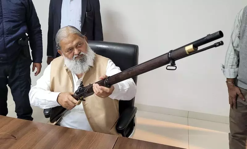 Haryana : सेना ने शहीद स्मारक पर प्रदर्शन के लिए 5 विंटेज राइफलें भेंट कीं Haryana : सेना ने शहीद स्मारक पर प्रदर्शन के लिए 5 विंटेज राइफलें भेंट कीं