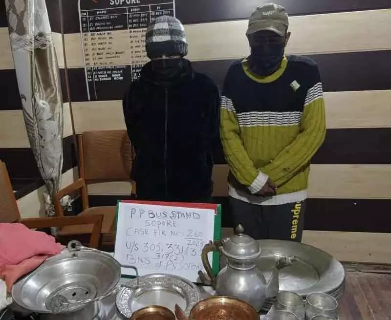 Sopore पुलिस ने 24 घंटे के अंदर चोरी का मामला सुलझाया; चोरी का सामान बरामद Sopore पुलिस ने 24 घंटे के अंदर चोरी का मामला सुलझाया; चोरी का सामान बरामद