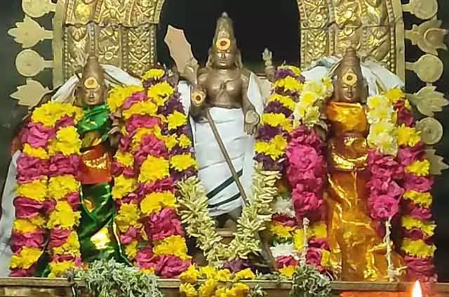 Swamimalai में थिरुकार्तिगई उत्सव के लिए ध्वजारोहण समारोह Swamimalai में थिरुकार्तिगई उत्सव के लिए ध्वजारोहण समारोह