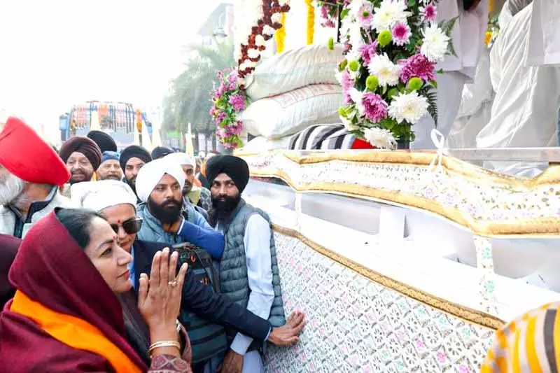 गुरु तेग बहादुर शहीदी दिवस, दिल्ली के CM ने शीश गंज साहिब गुरुद्वारे से ध्वज यात्रा को हरी झंडी दिखाई गुरु तेग बहादुर शहीदी दिवस, दिल्ली के CM ने शीश गंज साहिब गुरुद्वारे से ध्वज यात्रा को हरी झंडी दिखाई