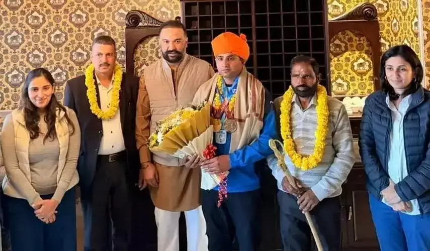 Jammu: निशानेबाज रविंदर सिंह को मिला रणविजय सिंह का सम्मान Jammu: निशानेबाज रविंदर सिंह को मिला रणविजय सिंह का सम्मान
