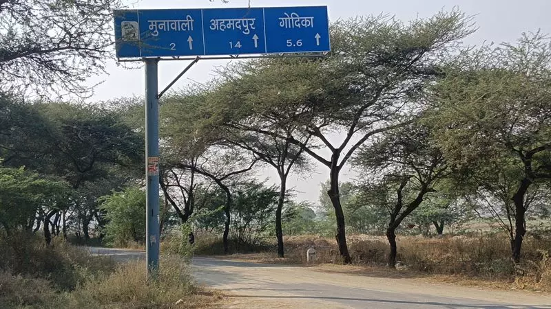 Sirsa हाईवे पर लगे गुमराह करने वाले रोड साइन यात्रियों को कन्फ्यूज कर रहे हैं Sirsa हाईवे पर लगे गुमराह करने वाले रोड साइन यात्रियों को कन्फ्यूज कर रहे हैं