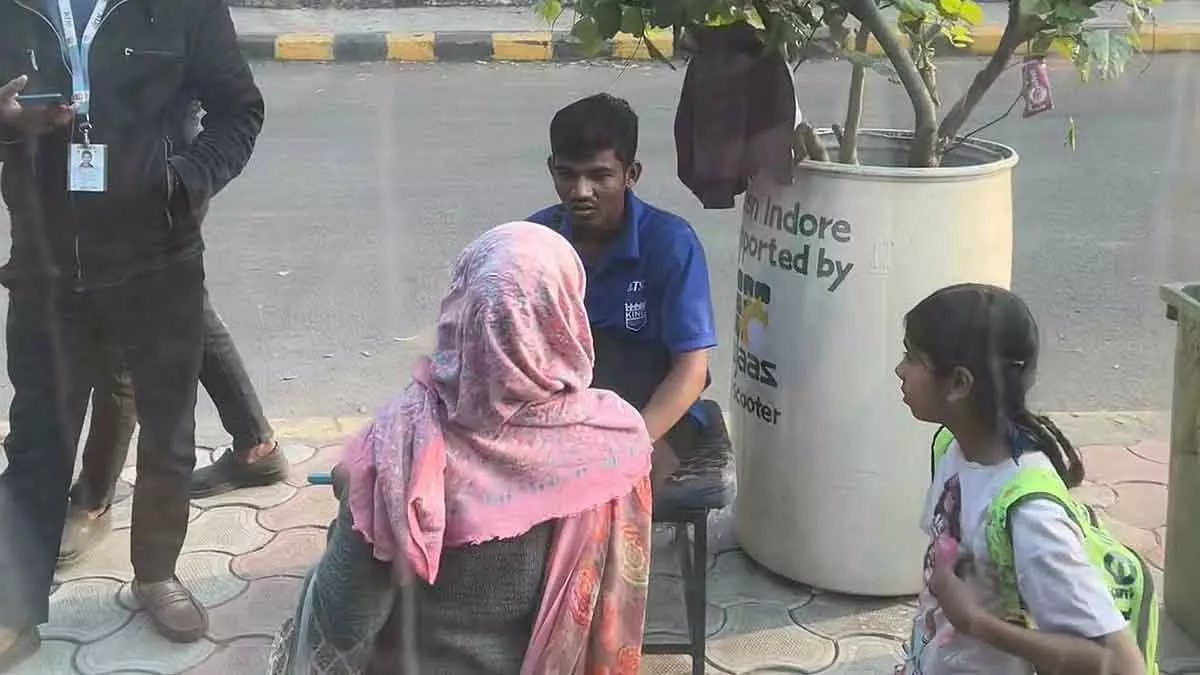 Indore : BRTS गिराने से फुटपाथ पर टिकटिंग मजबूरी Indore : BRTS गिराने से फुटपाथ पर टिकटिंग मजबूरी
