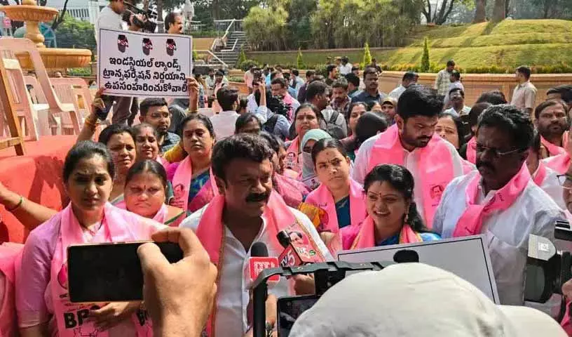 GHMC की आम बैठक से पहले बीआरएस ने इंडस्ट्रियल ट्रांसफॉर्मेशन पॉलिसी का विरोध किया GHMC की आम बैठक से पहले बीआरएस ने इंडस्ट्रियल ट्रांसफॉर्मेशन पॉलिसी का विरोध किया