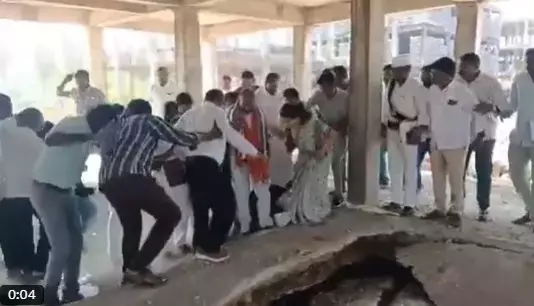 वेमुलावाड़ा के MLA कंस्ट्रक्शन साइट पर बाल-बाल बचे वेमुलावाड़ा के MLA कंस्ट्रक्शन साइट पर बाल-बाल बचे
