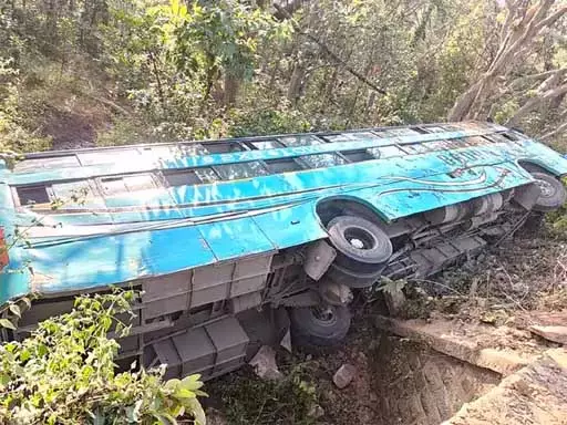 बस पलटने से 8 यात्री घायल, ड्राइवर की लापरवाही से हादसा बस पलटने से 8 यात्री घायल, ड्राइवर की लापरवाही से हादसा