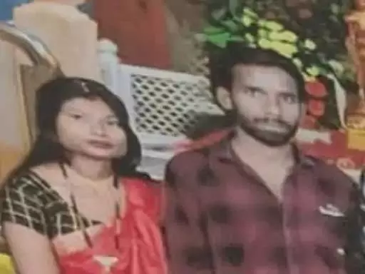 पत्नी को पकड़ लिया बात करते, पहले गला दबाया फिर किया सुसाइड पत्नी को पकड़ लिया बात करते, पहले गला दबाया फिर किया सुसाइड