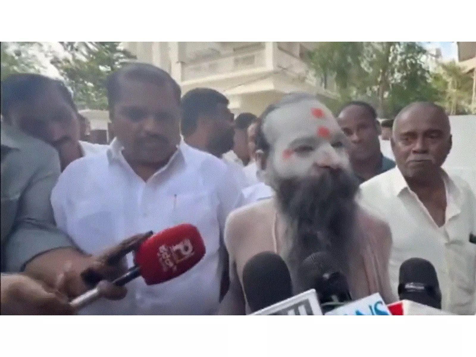 Karnataka के उपमुख्यमंत्री डीके शिवकुमार को वाराणसी साधु से मिला आशीर्वाद Karnataka के उपमुख्यमंत्री डीके शिवकुमार को वाराणसी साधु से मिला आशीर्वाद