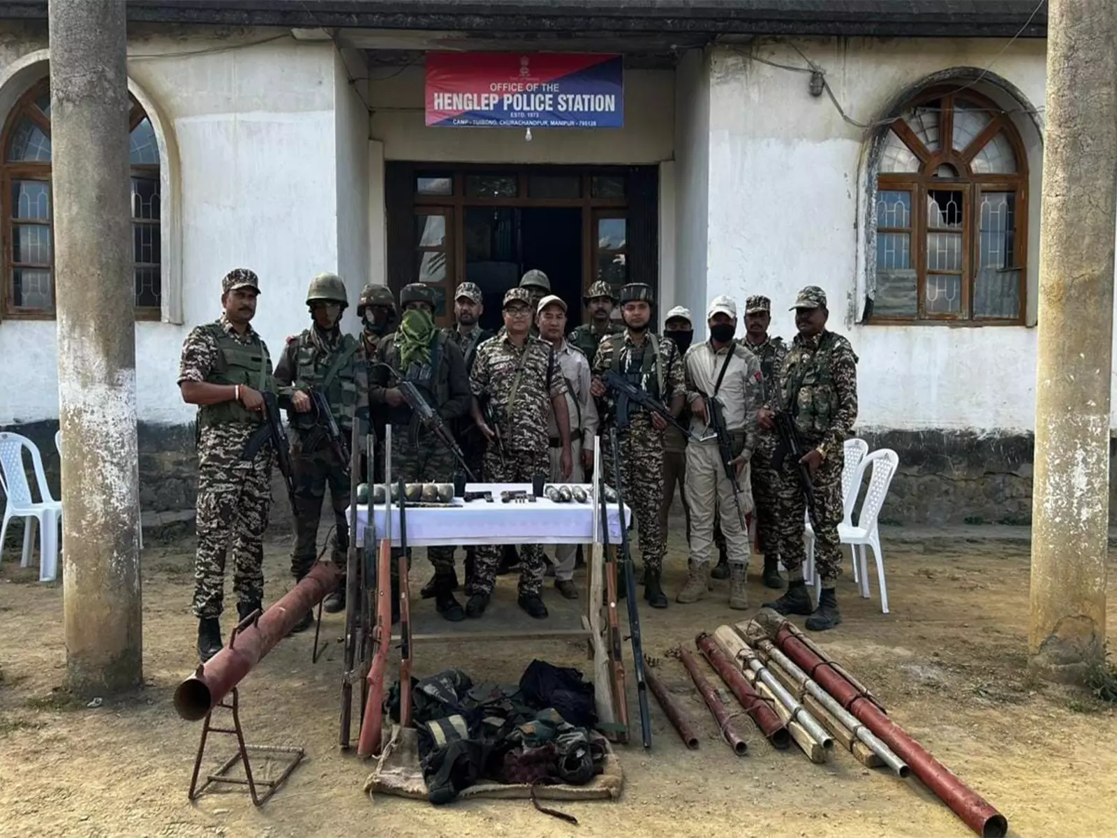 मणिपुर पुलिस ने संवेदनशील इलाकों में तलाशी अभियान चलाया, हथियार और गोला-बारूद बरामद किया मणिपुर पुलिस ने संवेदनशील इलाकों में तलाशी अभियान चलाया, हथियार और गोला-बारूद बरामद किया