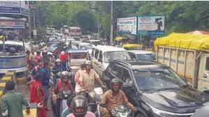 Farrukhabad: राहगीरों को आईटीआई चौराहे पर ट्रैफिक जाम की दिक्कत Farrukhabad: राहगीरों को आईटीआई चौराहे पर ट्रैफिक जाम की दिक्कत