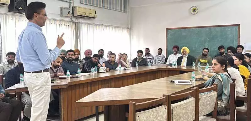 लीसेस्टर यूनिवर्सिटी के प्रोफेसर ने PAU में भाषण दिया लीसेस्टर यूनिवर्सिटी के प्रोफेसर ने PAU में भाषण दिया