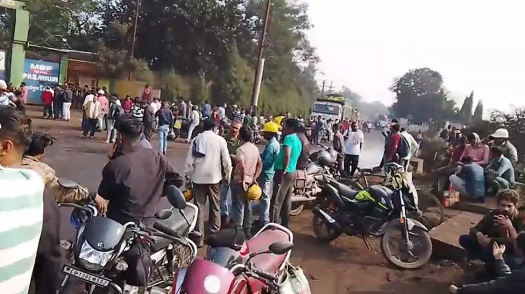मृतक के परिजन ने मुआवजा की मांग करते एमएसपी स्टील प्लांट के बाहर किया प्रदर्शन मृतक के परिजन ने मुआवजा की मांग करते एमएसपी स्टील प्लांट के बाहर किया प्रदर्शन