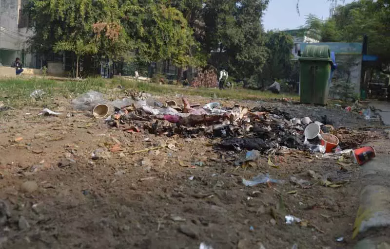 Ludhiana: अस्पताल के पास पार्क में बिखरे कचरे और चूहों की वजह से लोग नहीं आ रहे हैं Ludhiana: अस्पताल के पास पार्क में बिखरे कचरे और चूहों की वजह से लोग नहीं आ रहे हैं