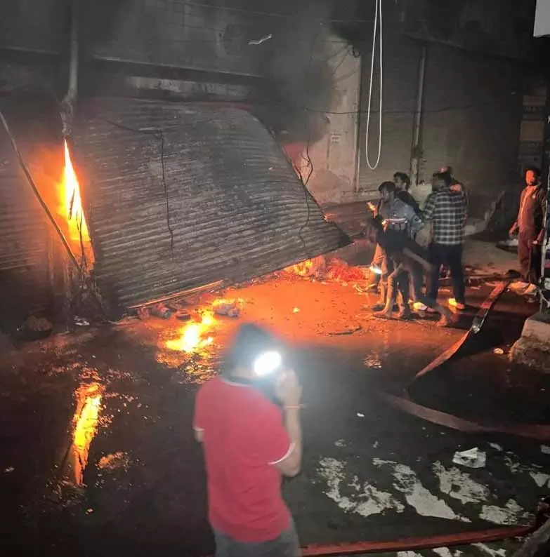 Ludhiana: इलेक्ट्रिकल शोरूम में आग बुझाने के लिए फायरमैन को 14 घंटे तक मशक्कत करनी पड़ी Ludhiana: इलेक्ट्रिकल शोरूम में आग बुझाने के लिए फायरमैन को 14 घंटे तक मशक्कत करनी पड़ी