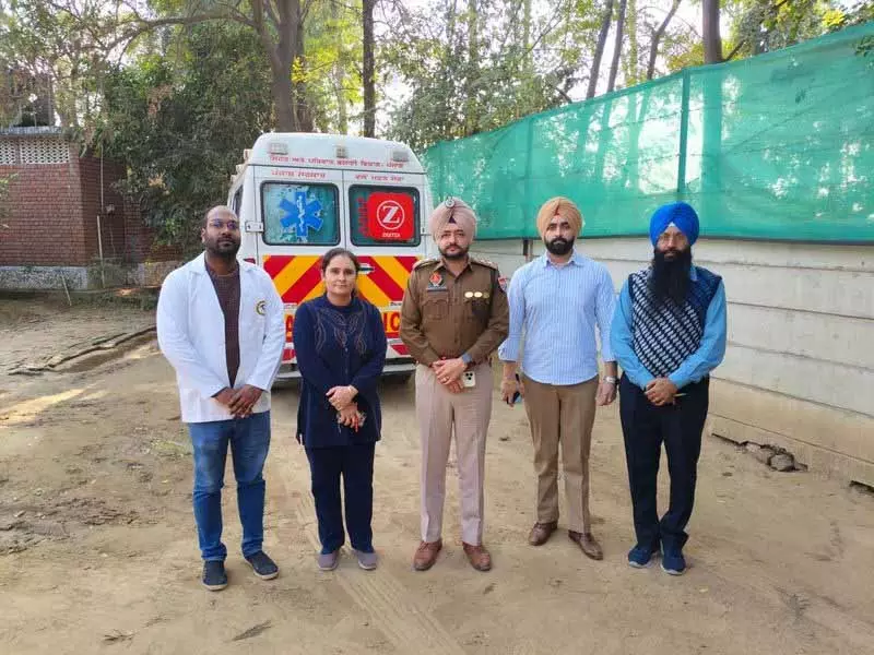Ludhiana: गैर-कानूनी नशा मुक्ति केंद्र का भंडाफोड़, कमरे में बंधक बनाए गए 25 युवाओं को छुड़ाया गया Ludhiana: गैर-कानूनी नशा मुक्ति केंद्र का भंडाफोड़, कमरे में बंधक बनाए गए 25 युवाओं को छुड़ाया गया