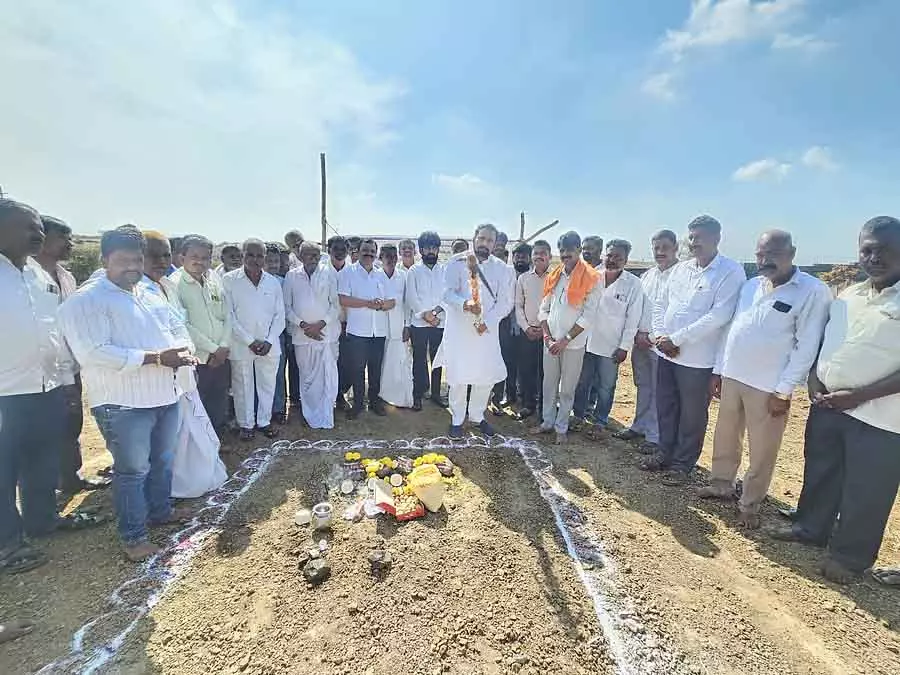 Athani : MLA ने फीमेल स्टूडेंट हॉस्टल के कंस्ट्रक्शन का शुभारंभ किया Athani : MLA ने फीमेल स्टूडेंट हॉस्टल के कंस्ट्रक्शन का शुभारंभ किया