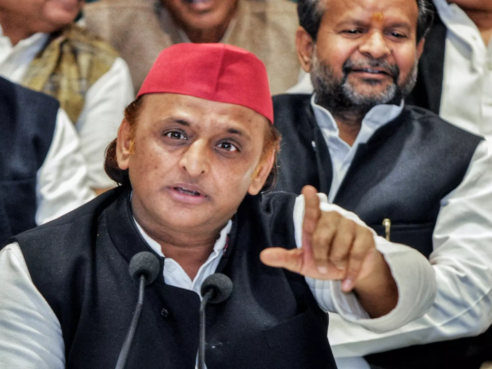 Akhilesh Yadav का राजनीतिक कटाक्ष, अन्य मंदिरों में दर्शन करने का संकल्प भी पूरा करेंगे Akhilesh Yadav का राजनीतिक कटाक्ष, अन्य मंदिरों में दर्शन करने का संकल्प भी पूरा करेंगे